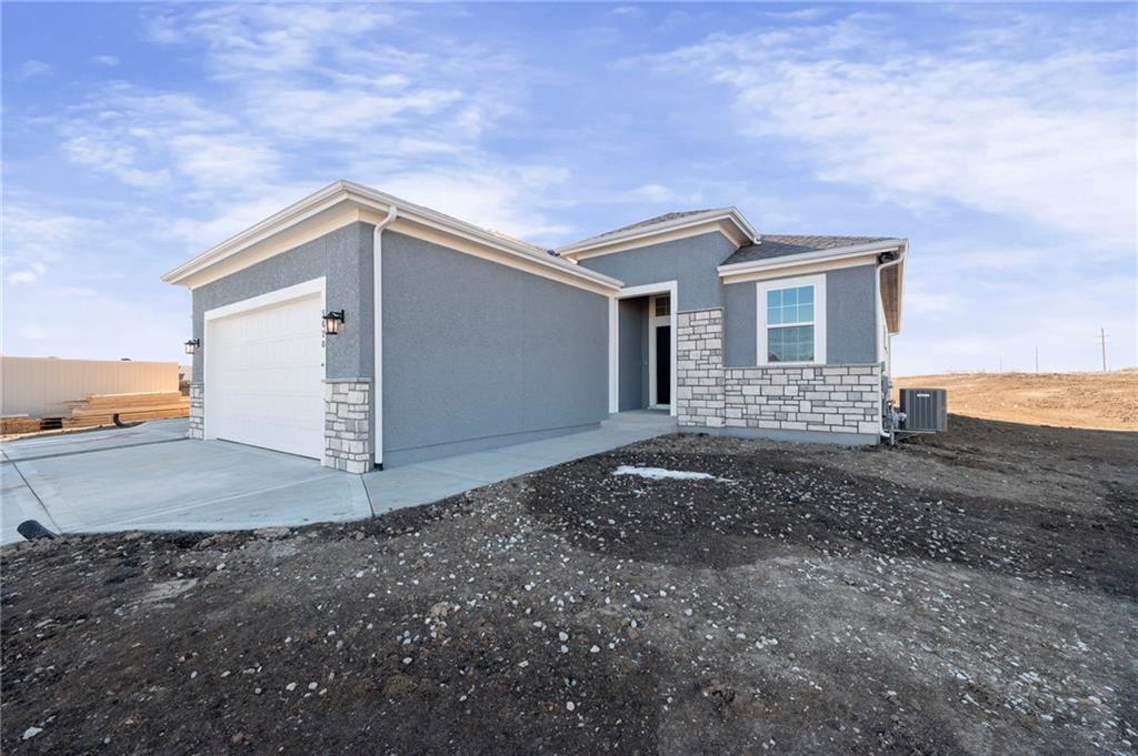14552 Amanda Lane Basehor, KS 66007 - Photo 2 of 56