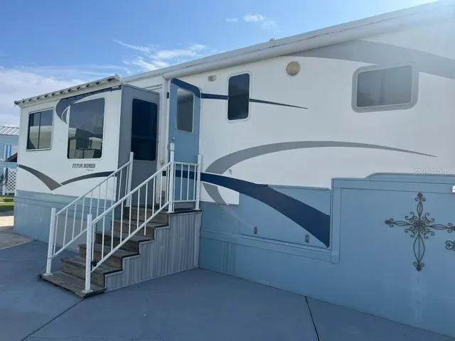 a view of entryway with a small yard