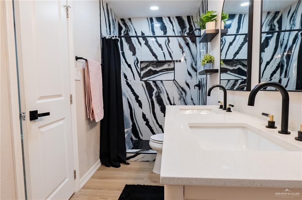 101 Apollo Drive Donna, TX 78537 - Photo 8 of 11 a bathroom with a sink