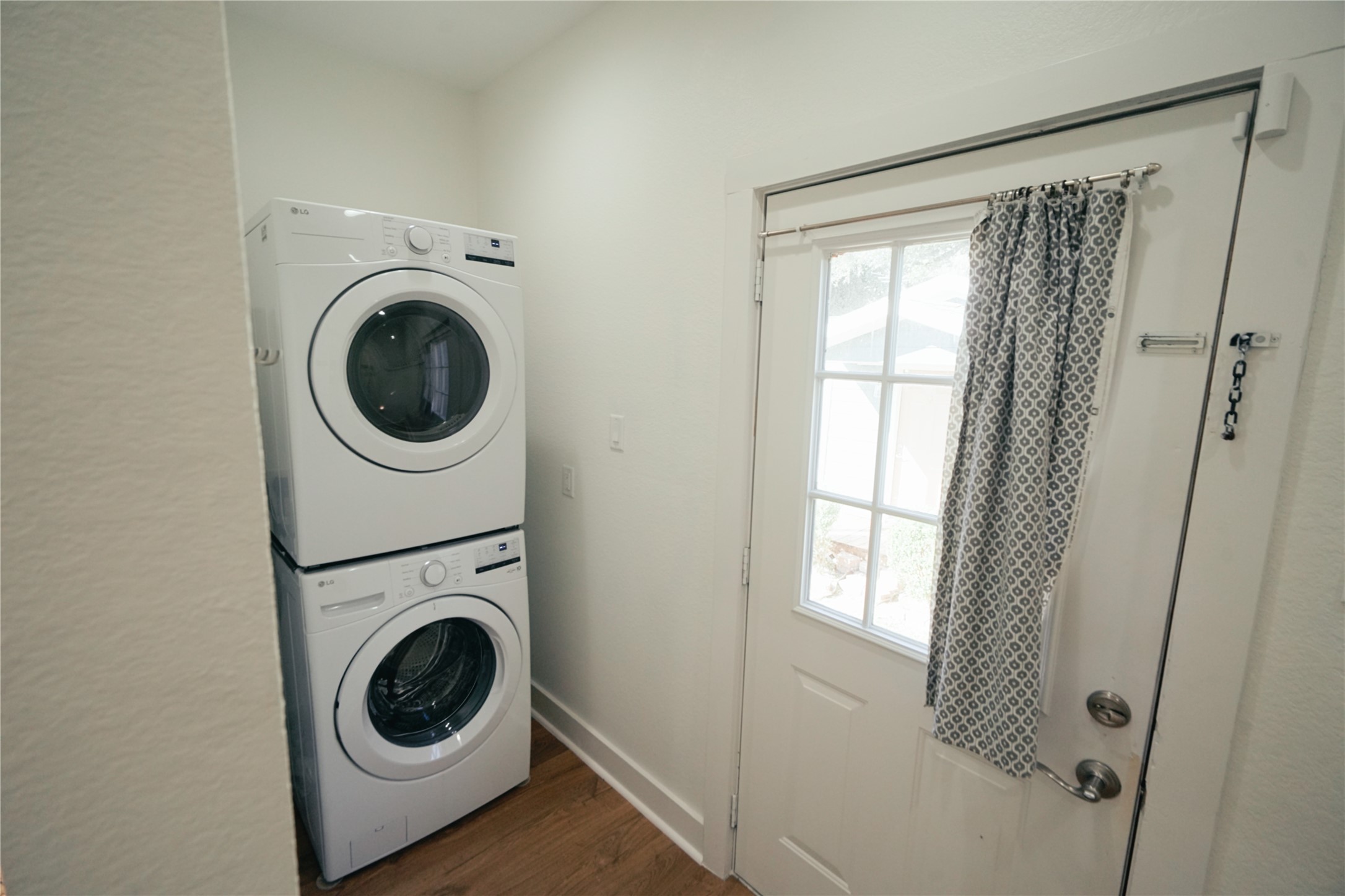 5105 Chapman Street Houston, TX 77009 - Photo 9 of 49 a utility room with sink dryer and washer