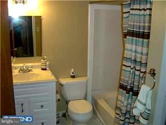 1811 Edgewood Place Clementon, NJ 08021 - Photo 11 of 11 Bathroom