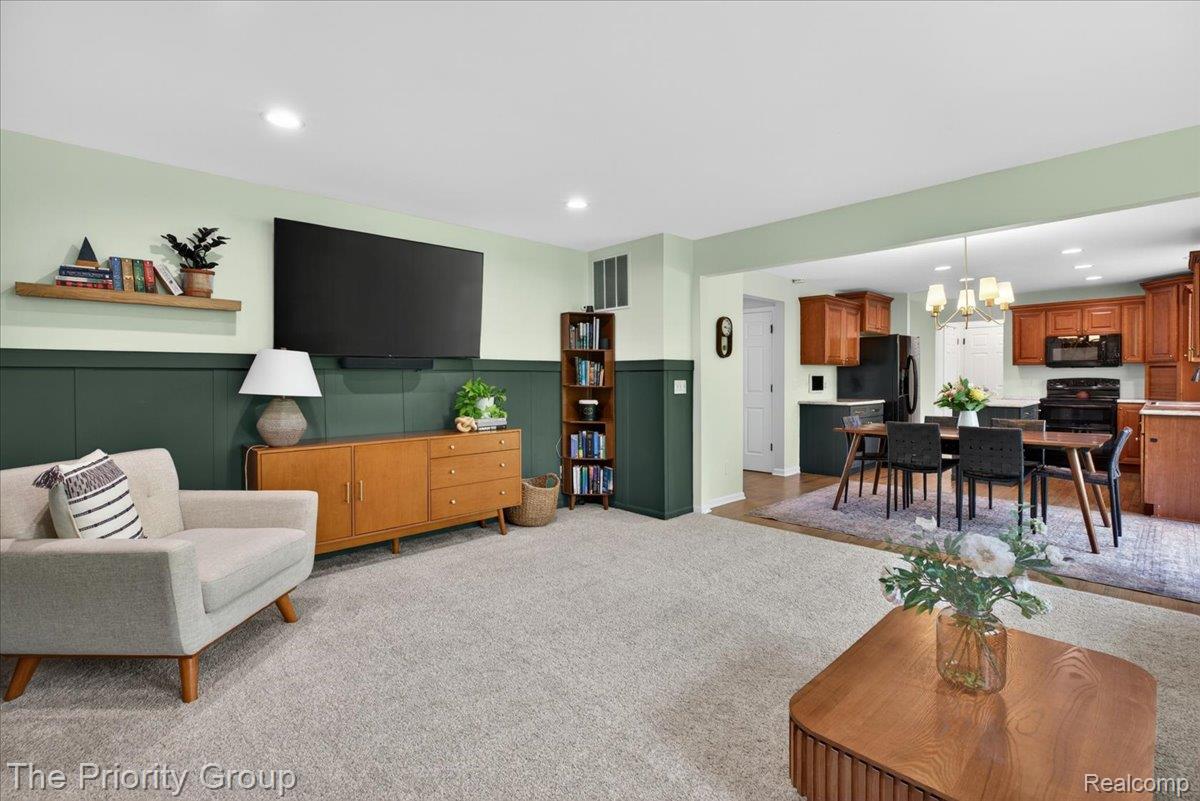517 Deer Valley Road Holly, MI 48442 - Photo 25 of 61 Nice large open space filled with natural light!