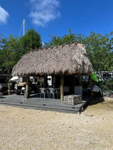 a view of a yard with an tree and a fence