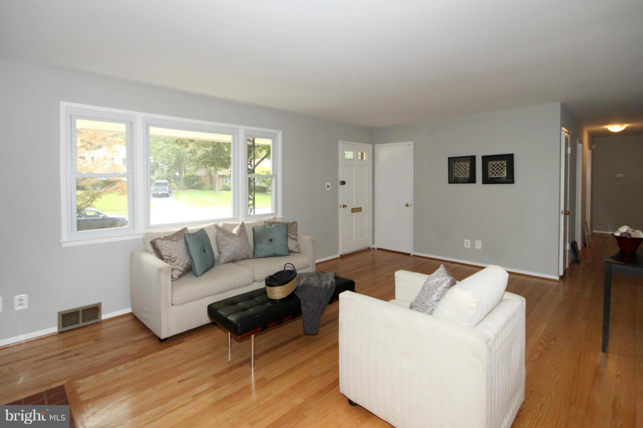 7602 Elgar Street Springfield, VA 22151 - Photo 3 of 30 Living Room