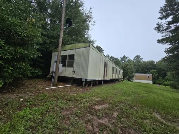 a view of a house with backyard