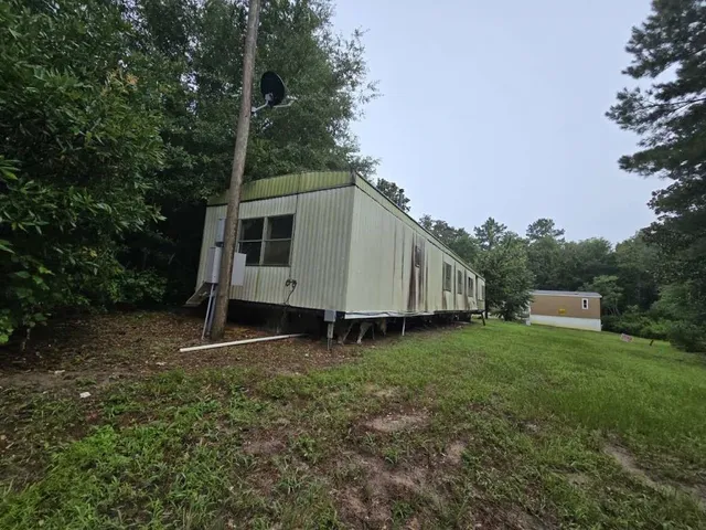 a view of a house with backyard