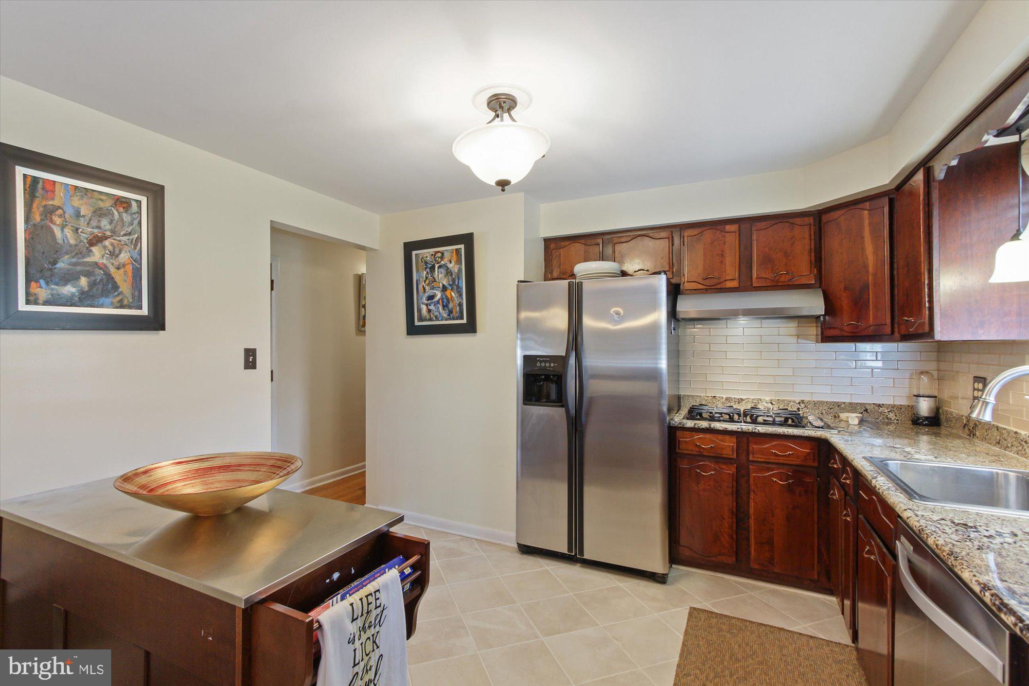 2805 Cambridge Road York, PA 17402 - Photo 7 of 28 Gallery Image 7