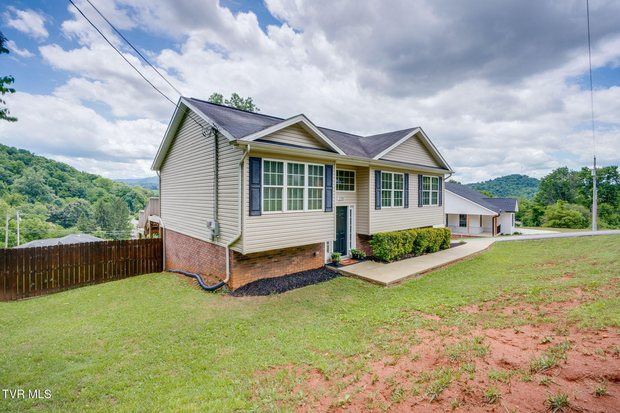 220 Old Siam Road Elizabethton, TN 37643 - Photo 3 of 41 002