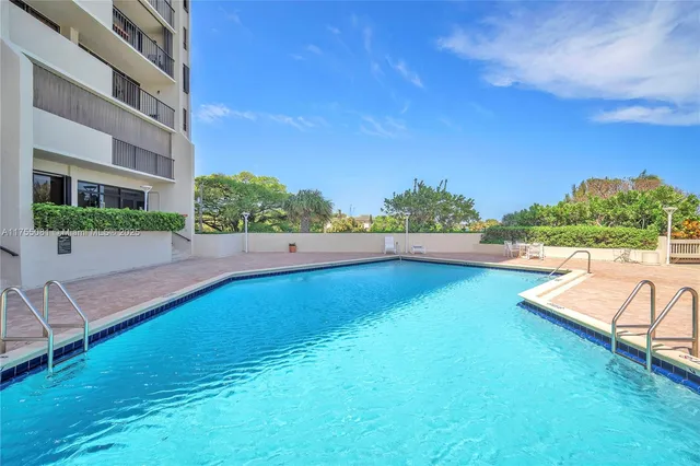 $400,000 | 5600 North Flagler Drive, Unit 304, West Palm Beach, FL 33407