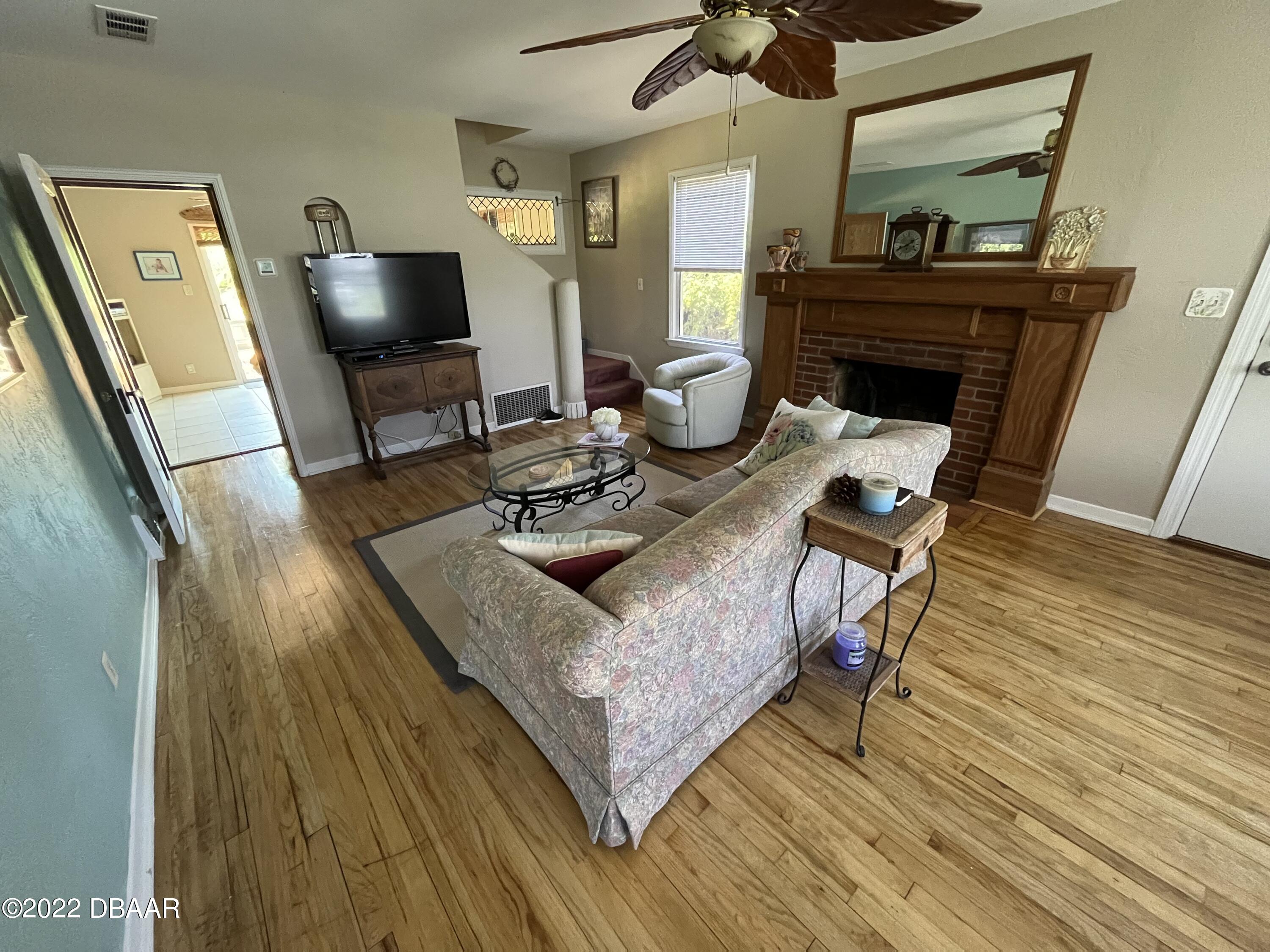 425 Wisteria Road Daytona Beach, FL 32118 - Photo 2 of 37 IMG_7652