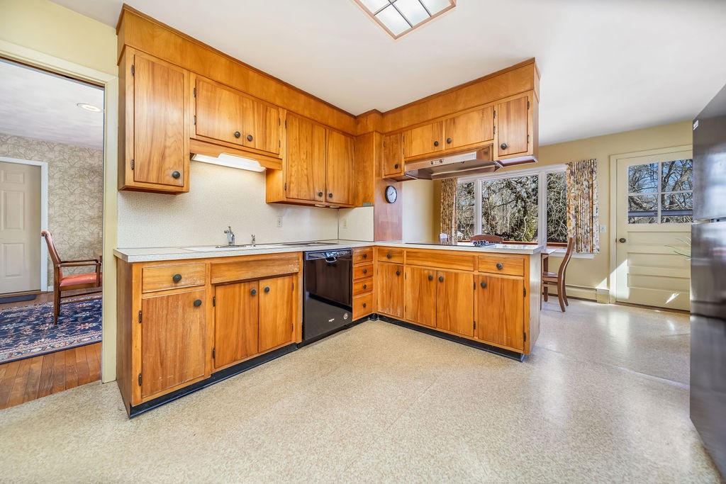 39 Brookside Drive Charlestown, RI 02813 - Photo 10 of 33 Eating area holds table and 6 chairs comfoftably