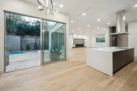 a large kitchen with kitchen island a large island in it