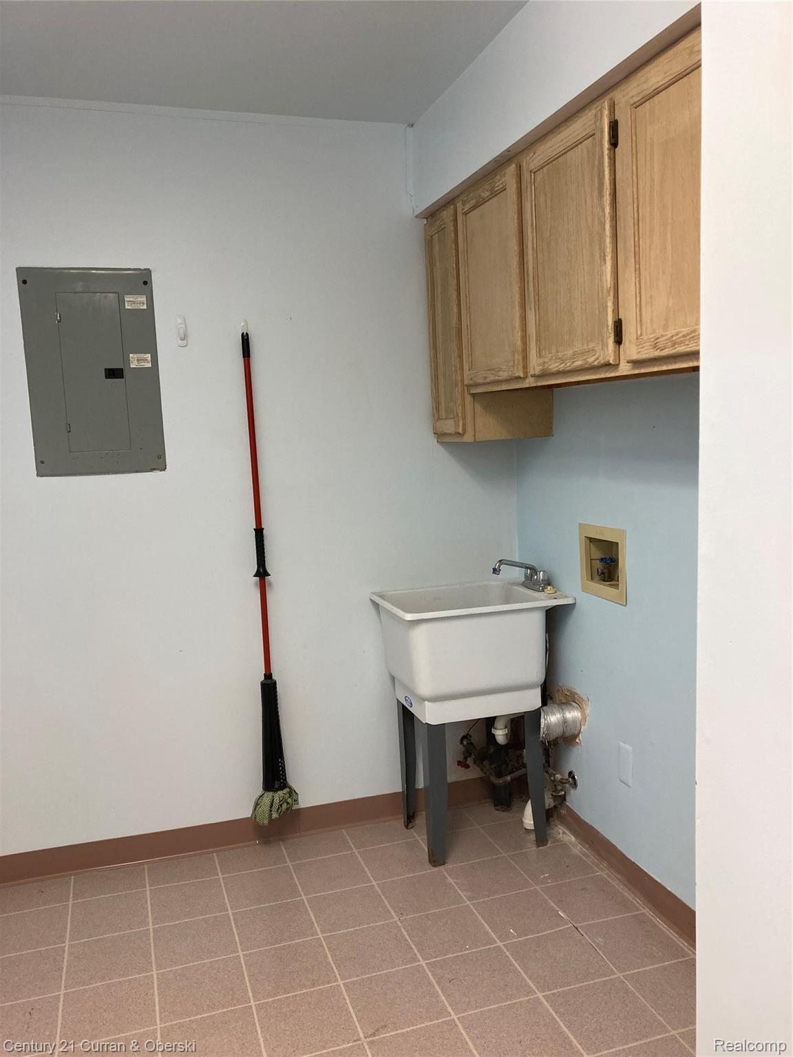 27860 Peppermill Road Farmington, MI 48331 - Photo 20 of 28 Laundry room.