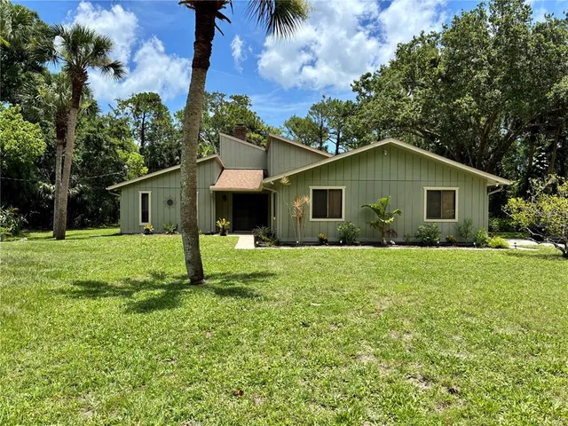 a view of a house with backyard and garden