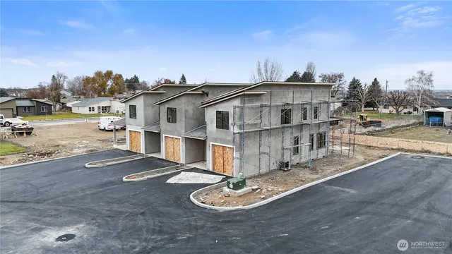 $300,000 | 601 Lot 10 Dorsing Street, Unit B, Moses Lake, WA 98837