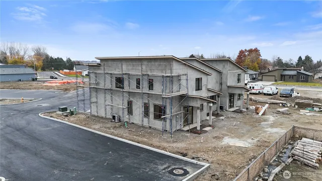 $300,000 | 601 Lot 10 Dorsing Street, Unit B, Moses Lake, WA 98837