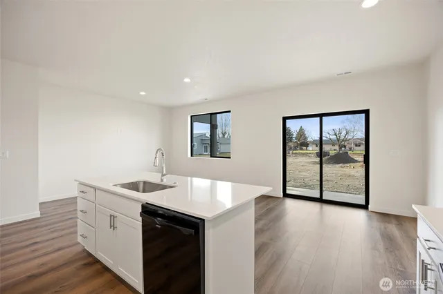 $300,000 | 601 Lot 10 Dorsing Street, Unit B, Moses Lake, WA 98837