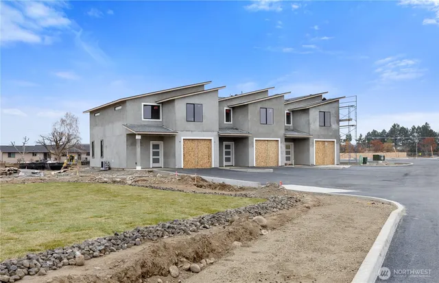 $300,000 | 601 Lot 10 Dorsing Street, Unit B, Moses Lake, WA 98837