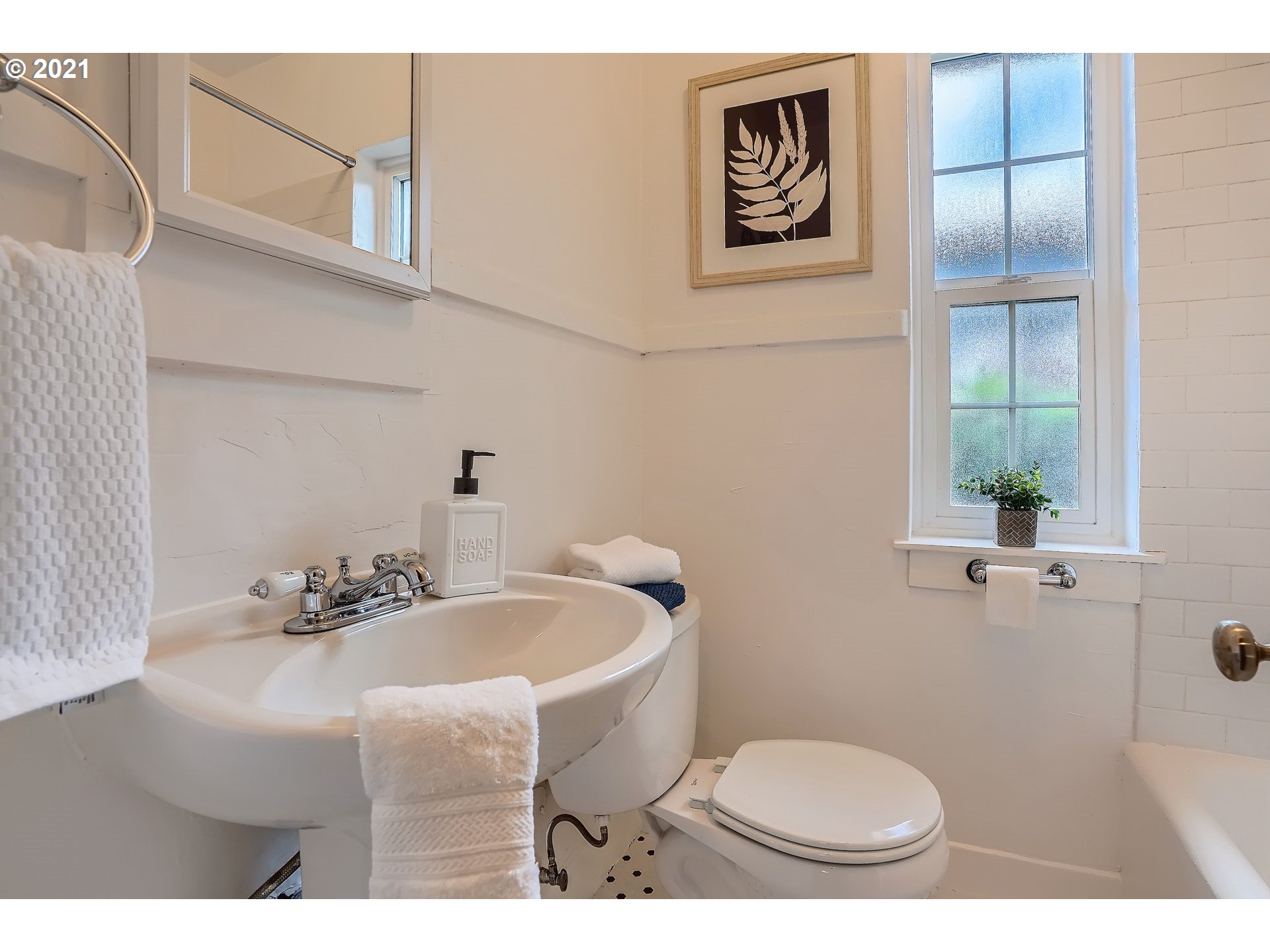 2601 Northwest Raleigh Street, Unit 14 Portland, OR 97210 - Photo 7 of 11 Gallery Image 7