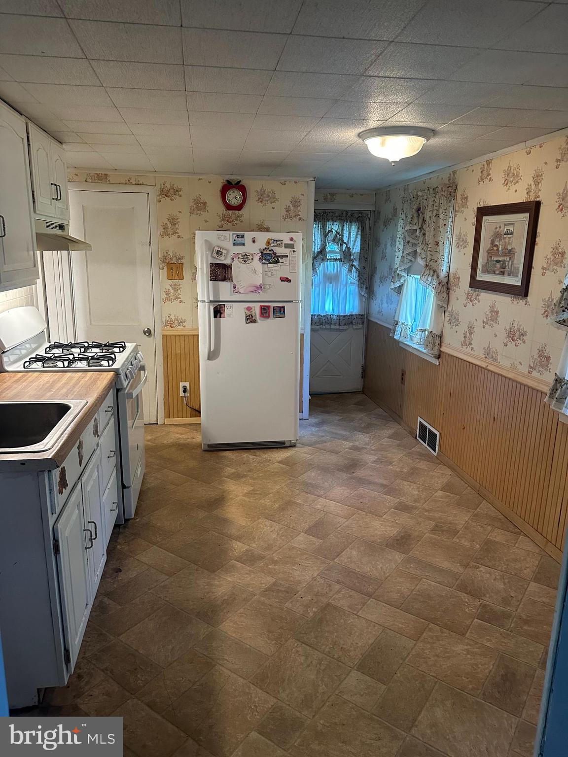 1516 Fairview Avenue Langhorne, PA 19047 - Photo 9 of 26 a kitchen with refrigerator and stove