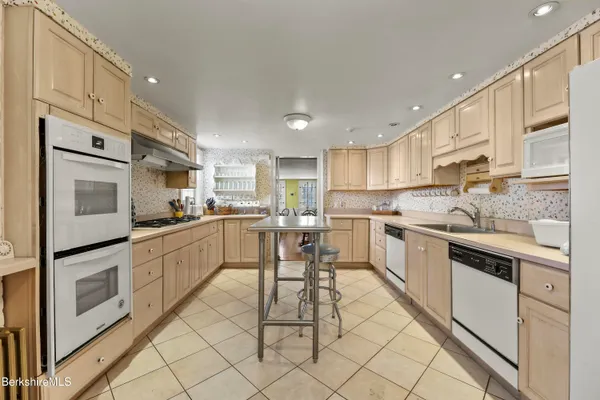 $1,500,000 | 802 State Road, Richmond, MA 01254