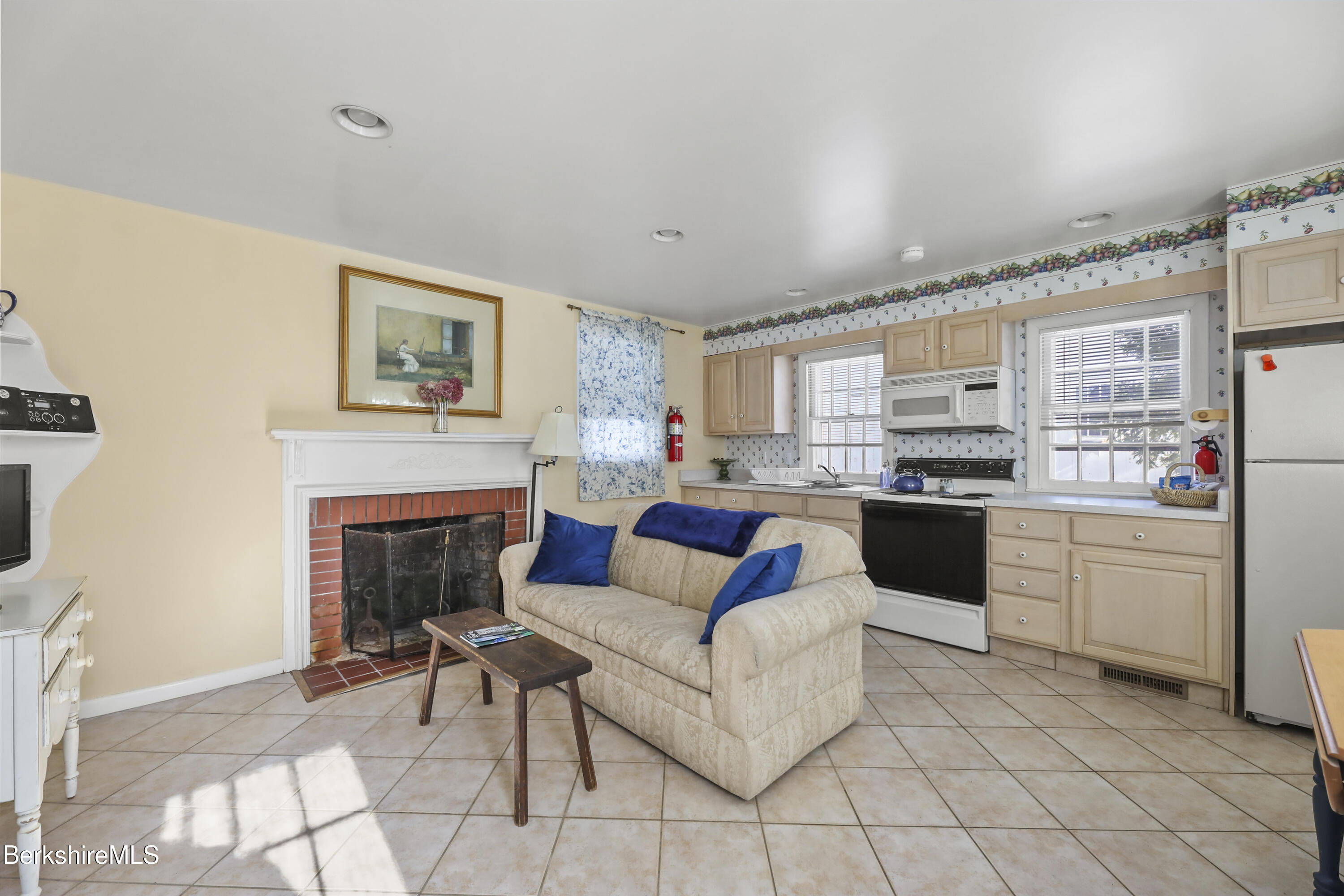 802 State Road Richmond, MA 01254 - Photo 31 of 43 Cottage One Living Room