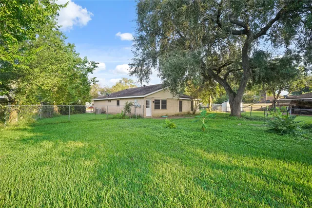 a view of a house with backyard and garden