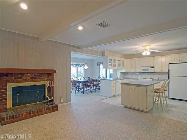 6927 Maynard Road Summerfield, NC 27358 - Photo 7 of 16 Den/Family/Great Room.