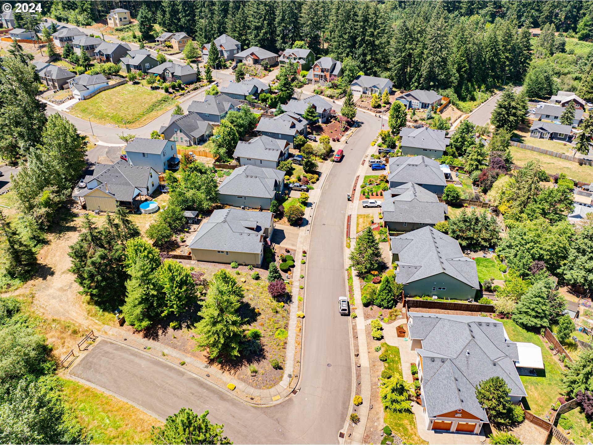 985 Pinetop Street Sweet Home, OR 97386 - Photo 5 of 6 an aerial view of residential houses with outdoor space