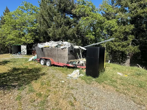 a view of a barn in the middle of a yard