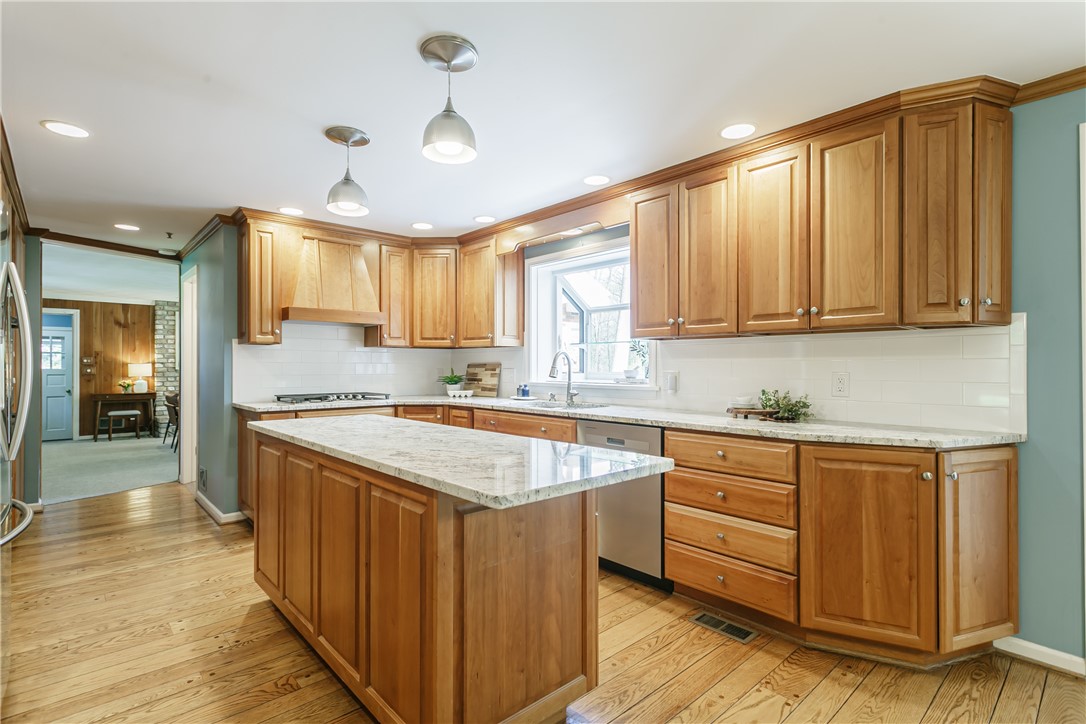 582 Pineglen Drive Webster, NY 14580 - Photo 18 of 49