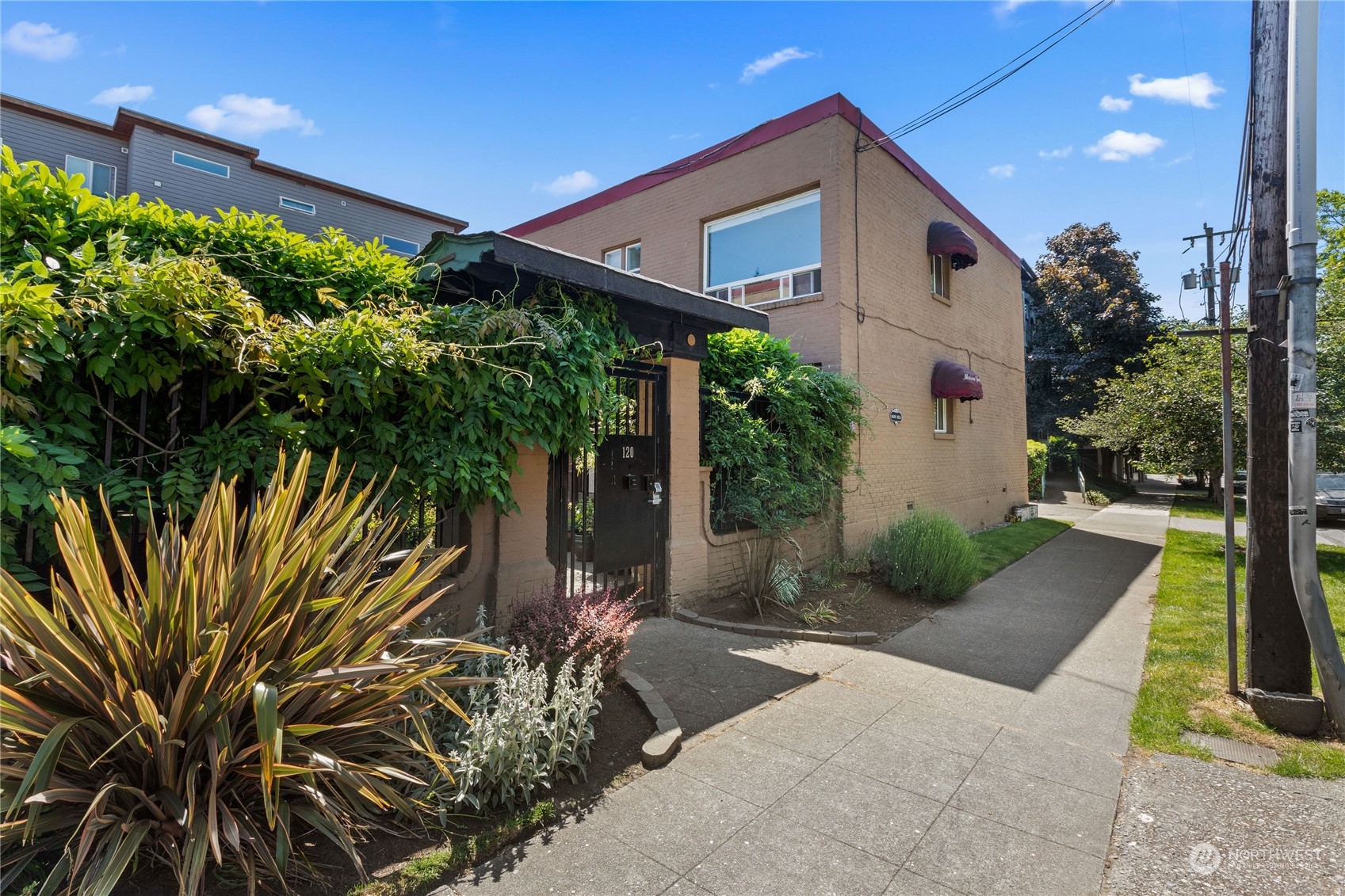 120 14th Avenue, Unit 10 Seattle, WA 98122 - Photo 19 of 21 a house view with a garden space