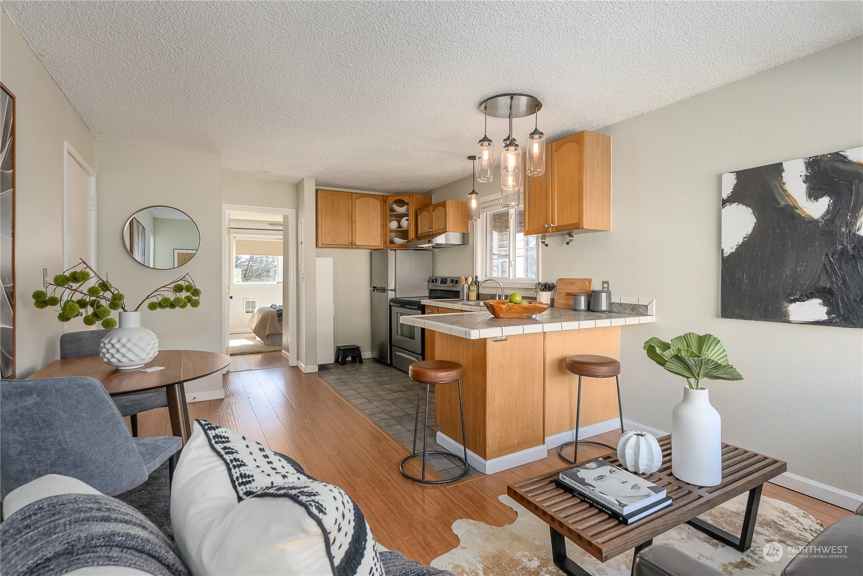 120 14th Avenue, Unit 10 Seattle, WA 98122 - Photo 9 of 21 a living room with furniture and a potted plant