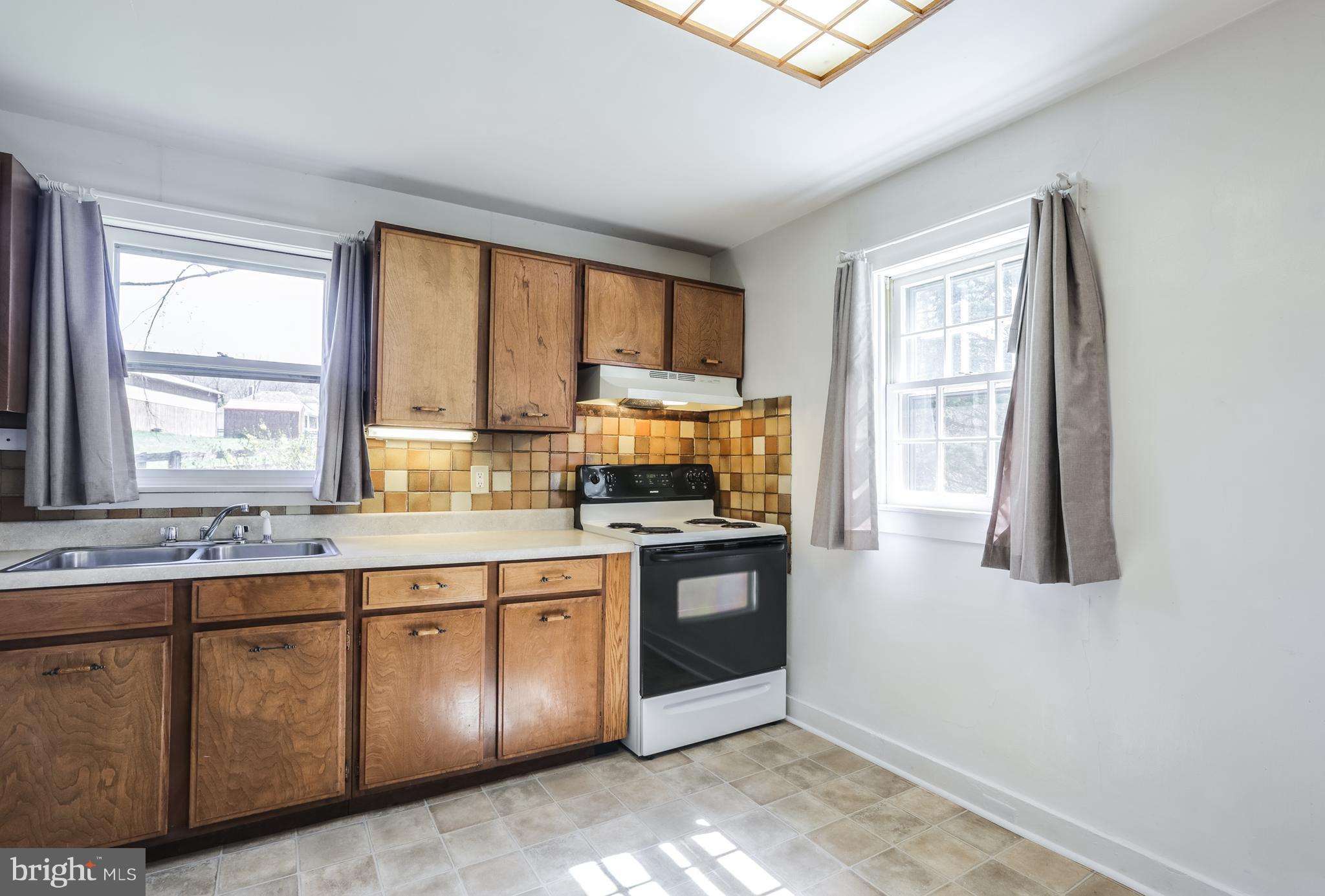 12182 Triadelphia Road Ellicott City, MD 21042 - Photo 6 of 30 Electric Range 2015-2016