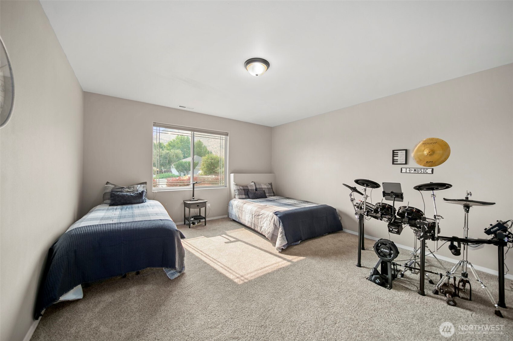 2012 Linville Drive Wenatchee, WA 98801 - Photo 23 of 40 a bedroom with two beds and a window