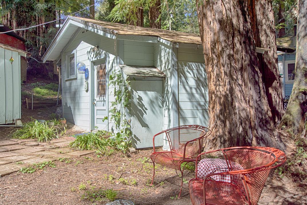 225 Glengarry Road Felton, CA 95018 - Photo 21 of 35 a backyard of a house with table and chairs