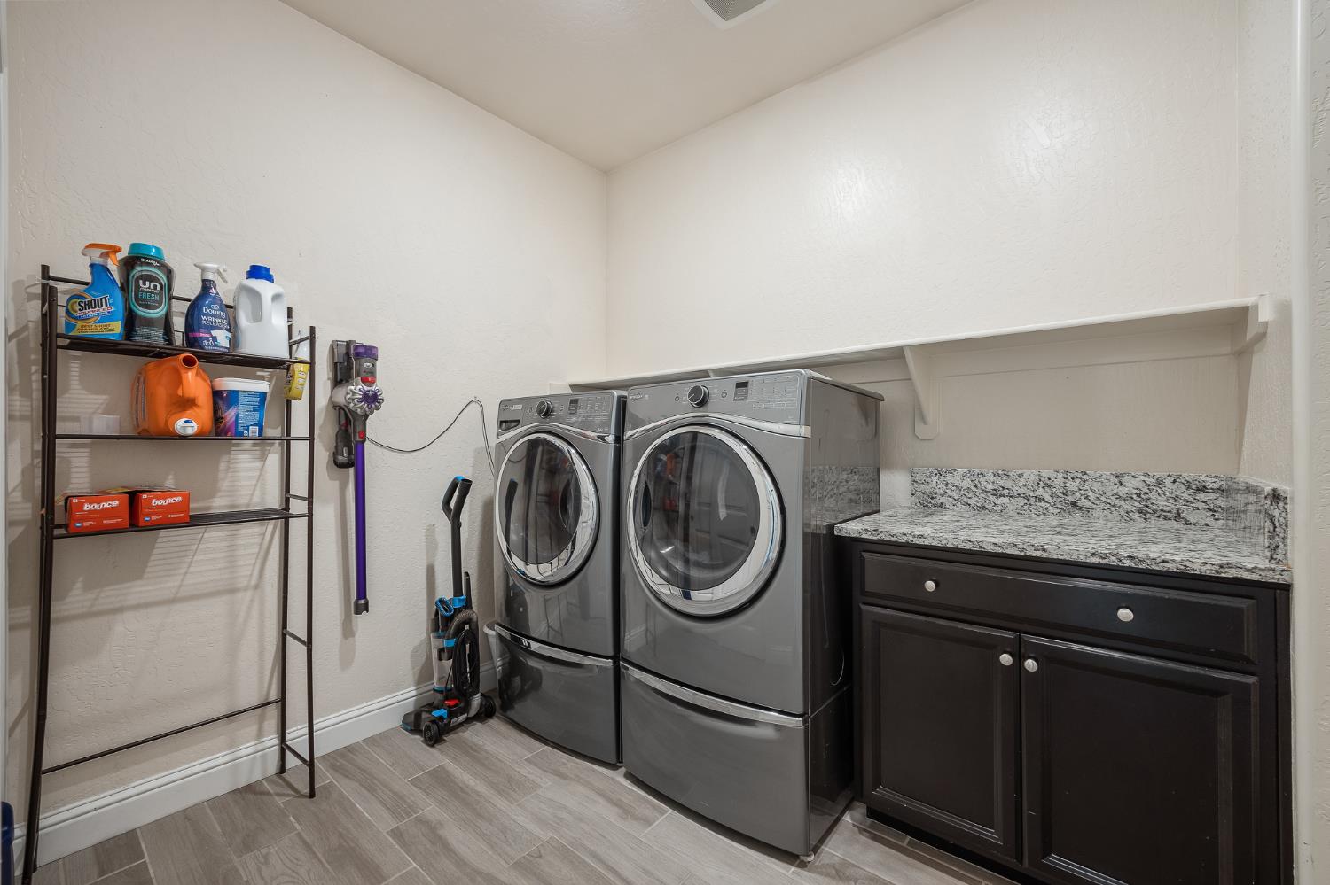 315 Timberline Way Madera, CA 93636 - Photo 46 of 75 a utility room with dryer and washer