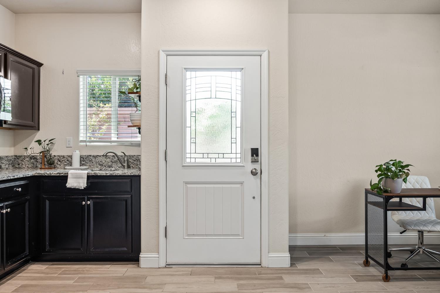 315 Timberline Way Madera, CA 93636 - Photo 6 of 75 a bathroom with a sink and a mirror