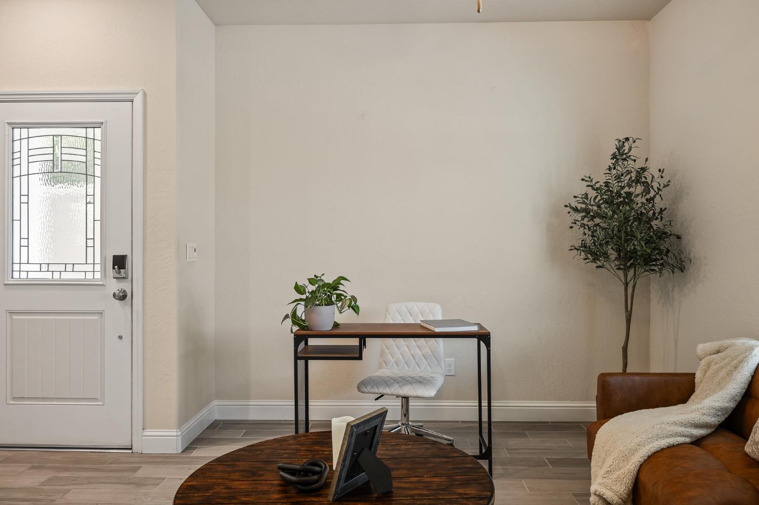 315 Timberline Way Madera, CA 93636 - Photo 10 of 75 a living room with furniture and a potted plant