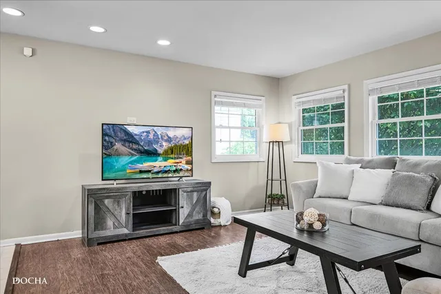 $3,900 | 425 West Gartner Road, Naperville, IL 60540