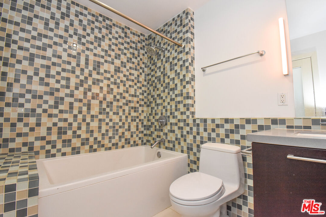 756 South Spring Street, Unit 404 Los Angeles, CA 90014 - Photo 8 of 14 a bathroom with a toilet a sink and bathtub