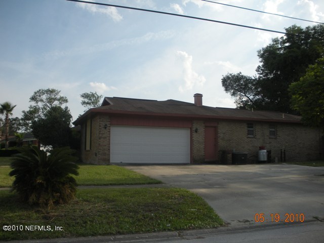 1006 Martinique Road Jacksonville, FL 32216 - Photo 2 of 8 right side