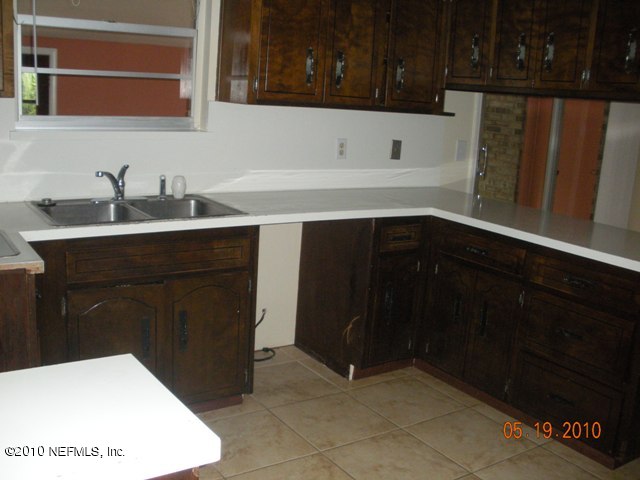 1006 Martinique Road Jacksonville, FL 32216 - Photo 4 of 8 kitchen