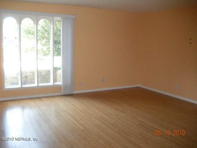 1006 Martinique Road Jacksonville, FL 32216 - Photo 6 of 8 living room