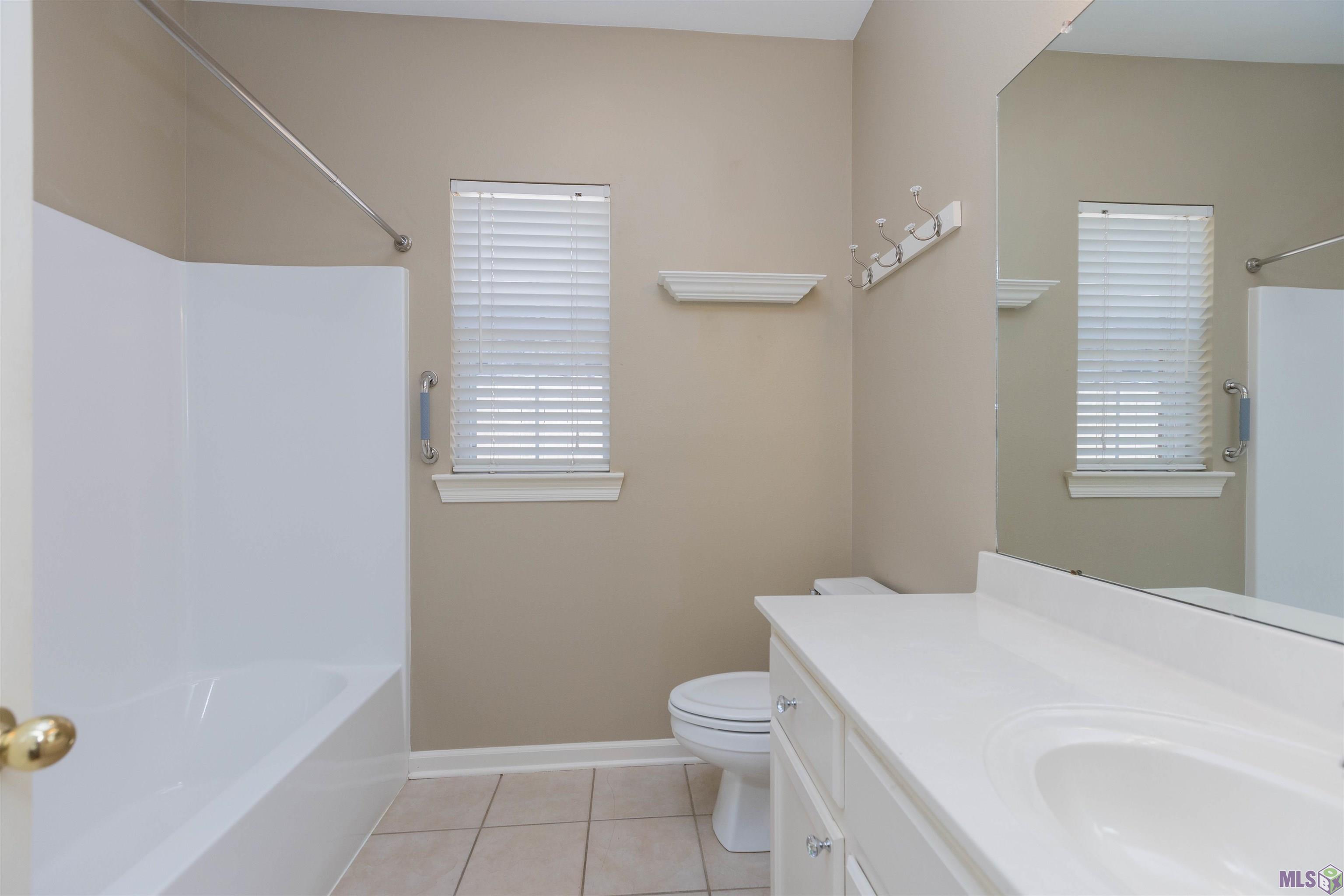 17856 Jefferson Ridge Drive Baton Rouge, LA 70817 - Photo 18 of 31 Hall Bath