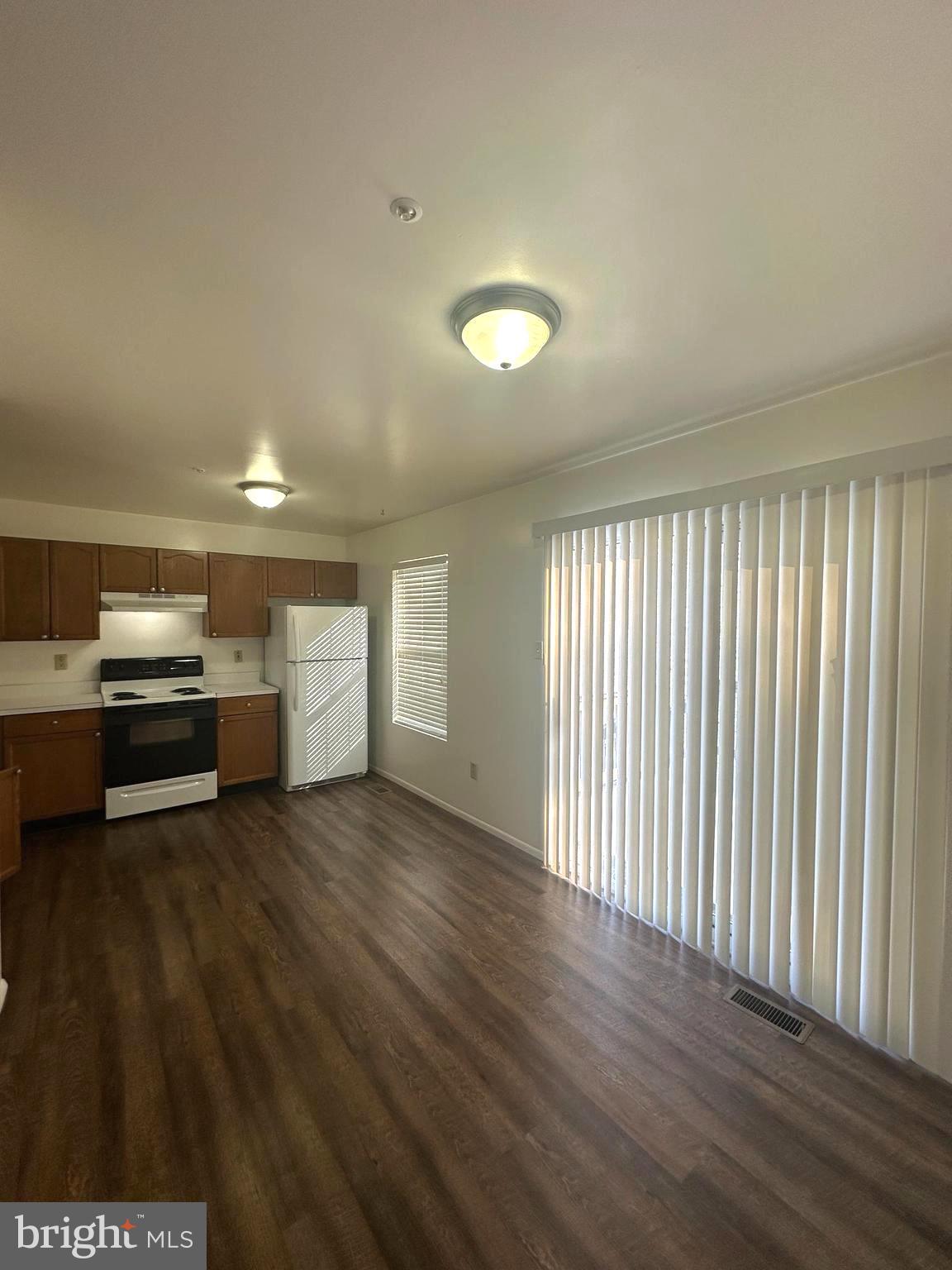 108 Jason's Ridge Smithsburg, MD 21783 - Photo 8 of 32 a view of a livingroom with furniture and an empty room
