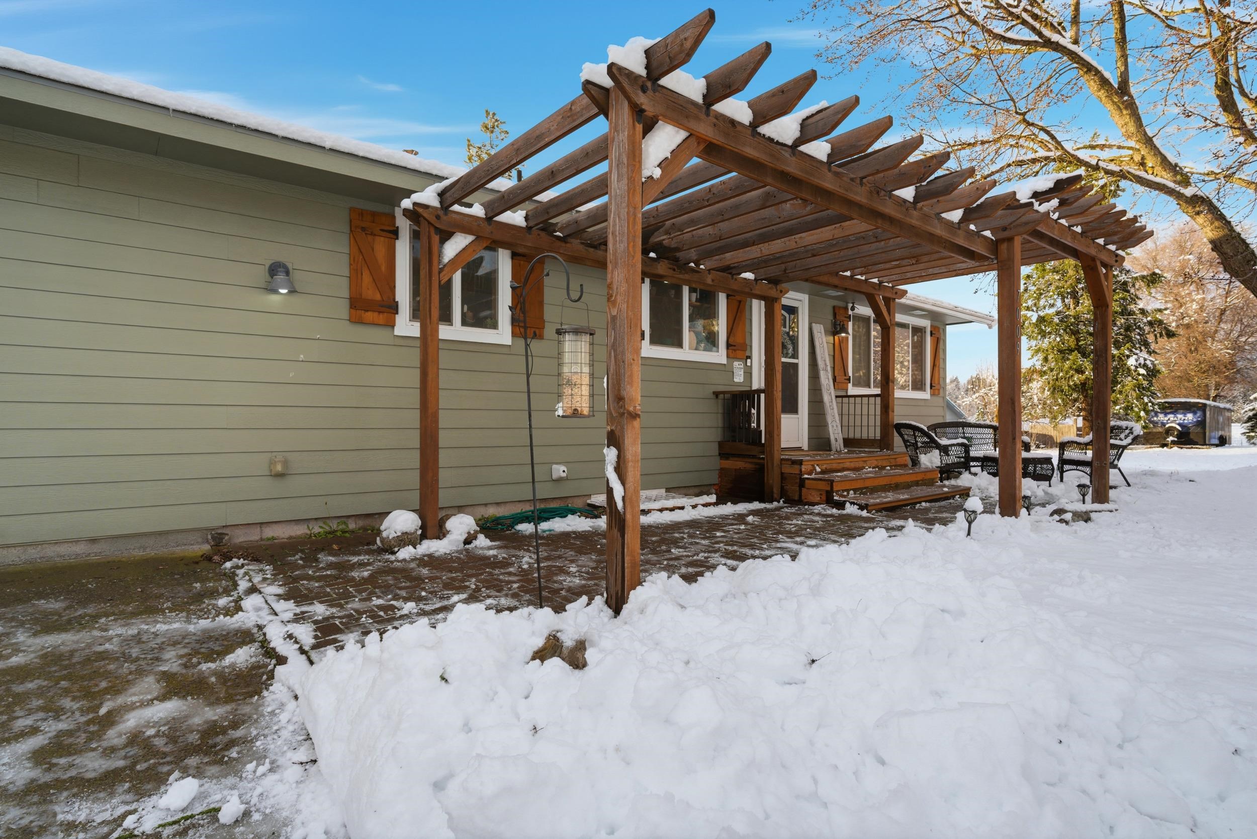 7009 North Robin Road Newman Lake, WA 99025 - Photo 2 of 44