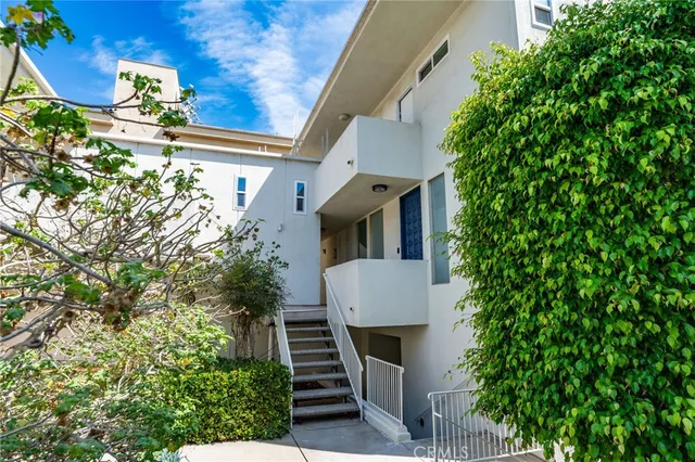 $1,545,000 | 11919 Mayfield Avenue, Unit 2, Los Angeles, CA 90049
