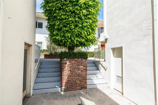 $1,545,000 | 11919 Mayfield Avenue, Unit 2, Los Angeles, CA 90049