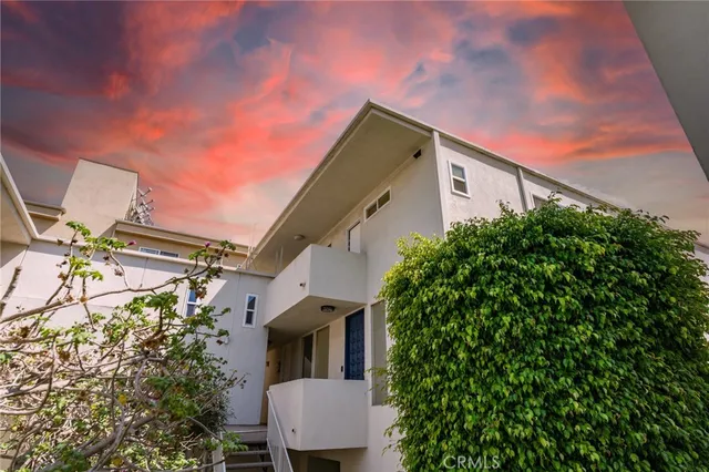 $1,545,000 | 11919 Mayfield Avenue, Unit 2, Los Angeles, CA 90049